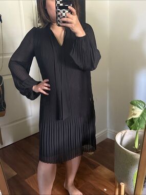 DKNY Pleated‎ Tie Neck Pleaded Shift Dress. Size 6